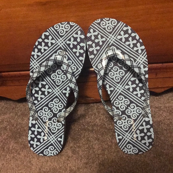 Vera Bradley Flip Flops. NWOT. - Picture 7 of 12